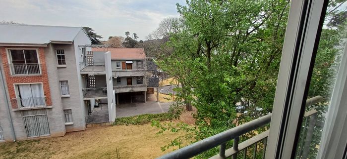 Parktown Apartment For Sale: 2 Bedrooms, pool, security, near universities. Ideal investment.