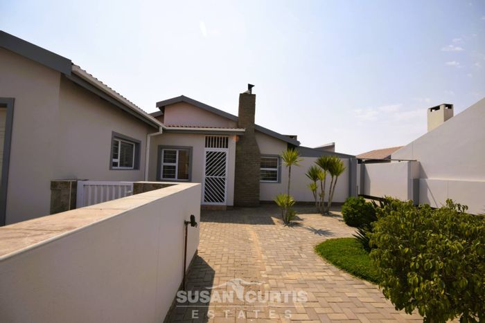 Ocean View House For Sale: 3 Bedrooms, 4 Garages, Security, and Built-in Braai.