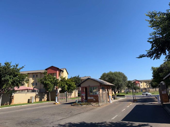 For Sale: Apartment in Monavoni with 2 beds, storeroom, and covered parking.