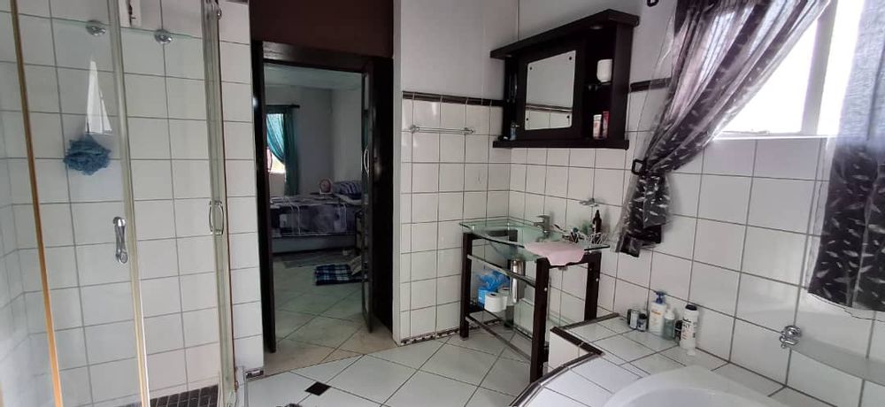 Main Bedroom En-Suite Bathroom