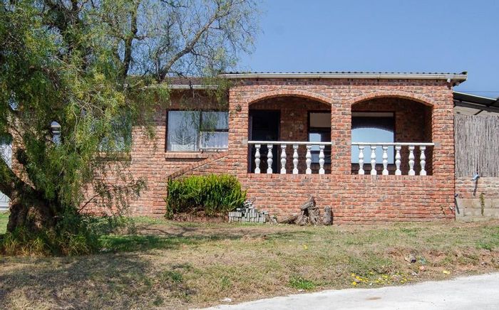 Bethelsdorp House For Sale: Large yard, swimming pool, garage, and water tanks.