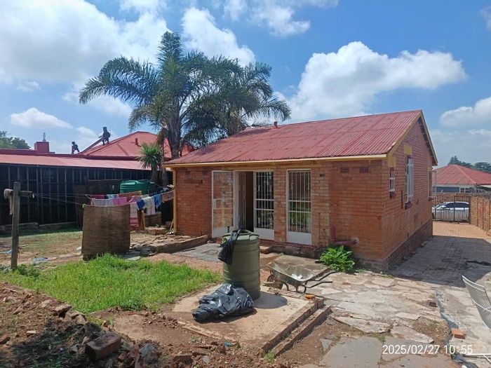 For Sale: Versatile 3-bedroom house in Jan Hofmeyer, ideal for families or students.