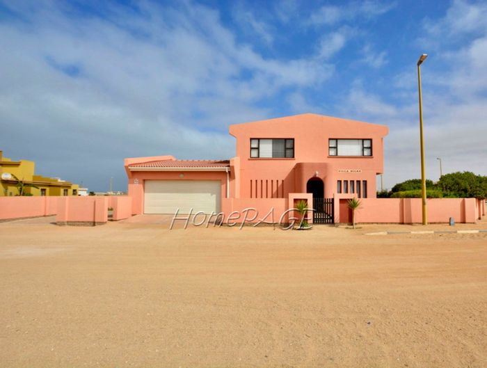 Spacious Henties Bay Central House with Garden, Double Garage, and Modern Amenities For Sale