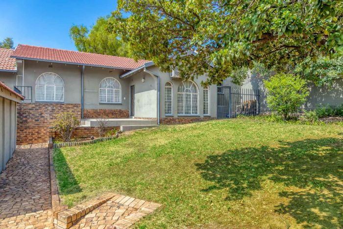 Oakdene House To Rent: 3 Bedrooms, entertainment room, garden, Jacuzzi, secure living.