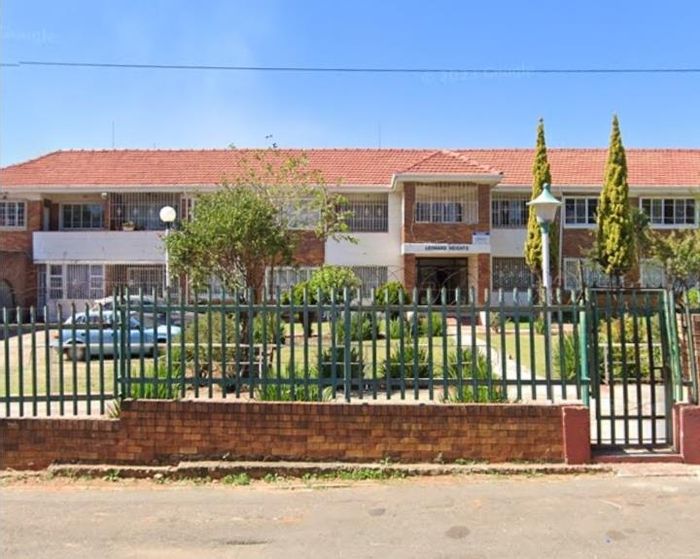 Charming 2-Bed Apartment with Modern Kitchen & Stylish Bath in Turffontein for Sale