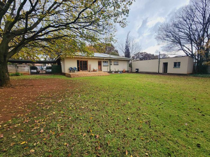 Rynfield House To Rent: 3 Bedrooms, spacious garden, ideal for home business.