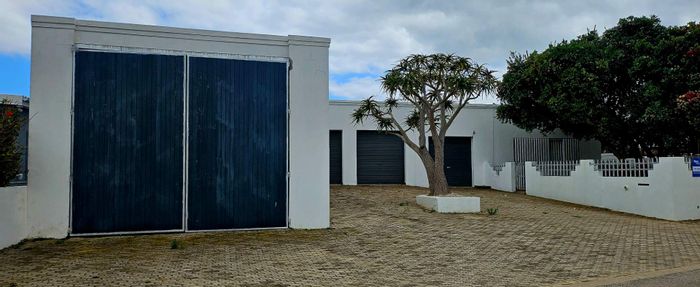 For Sale: House in Colchester Central with 6 bedrooms, 4 garages, near Addo Park.