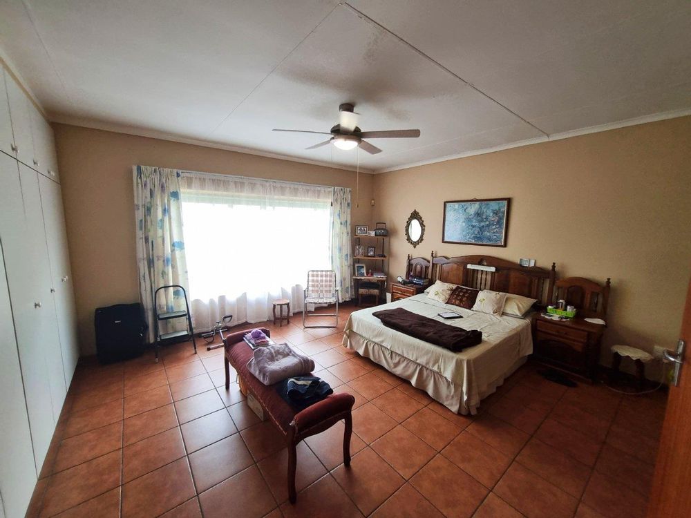 Spacious Main Room