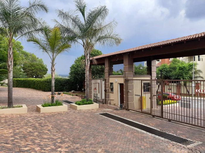 Sunninghill Apartment For Sale: 1-bed, pool, clubhouse, secure living, investment opportunity.