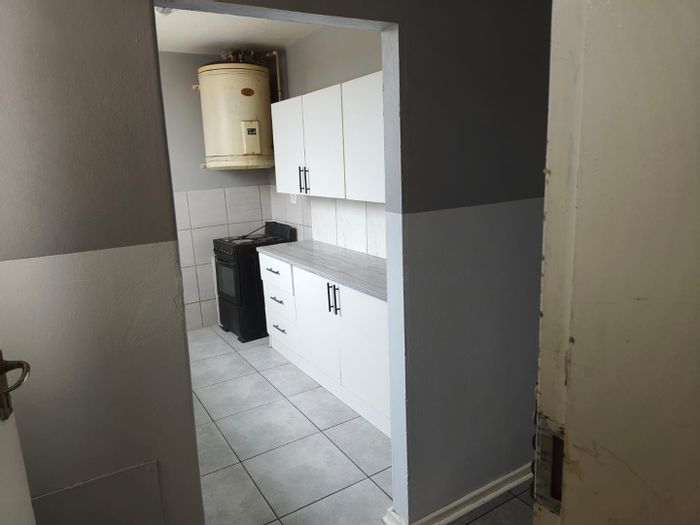 For Sale: 3-Bedroom Apartment in Sunnyside, near Loftus Park and transport.