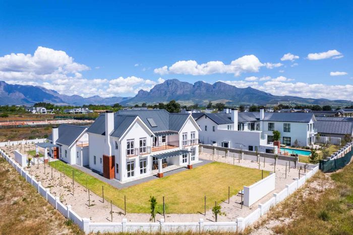 Spacious 5-bedroom house in Val De Vie Estate with extensive amenities for sale.