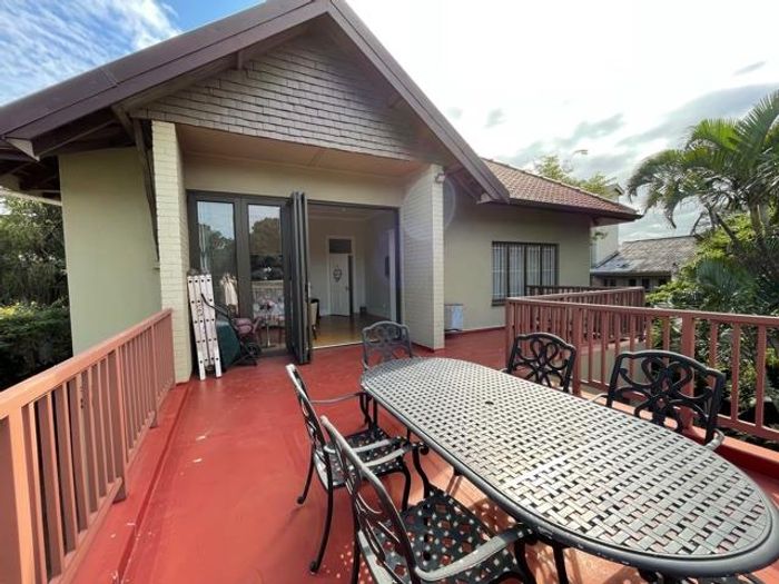 Windermere Apartment for Sale: Spacious rooms, high ceilings, Oregon flooring, close to amenities.