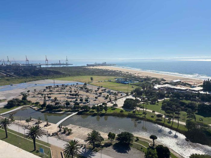 Humewood Apartment To Rent: 1 Bed, Bay View, Balcony, Covered Parking.