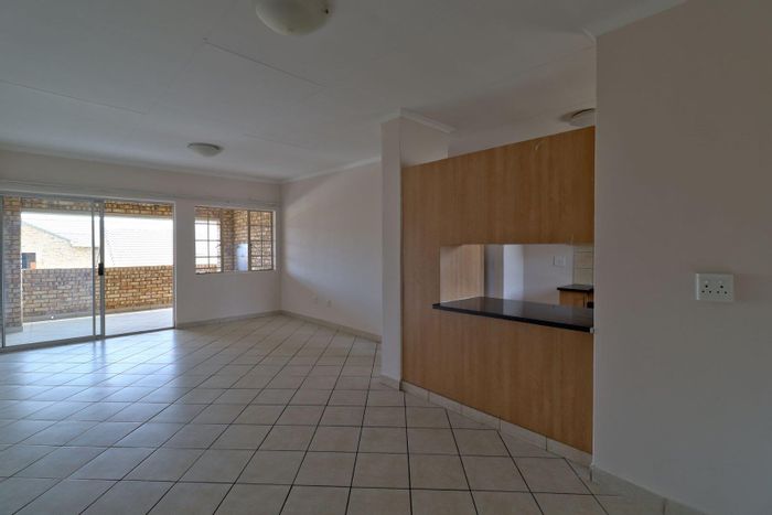 Celtisdal Apartment To Rent: 3 beds, 2 baths, garage, pool, clubhouse amenities.