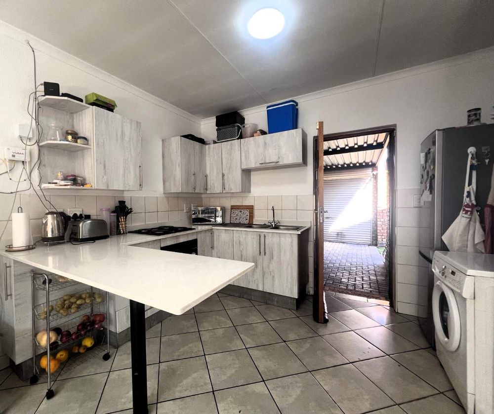 Ceaserstone and wrap finish kitchen 