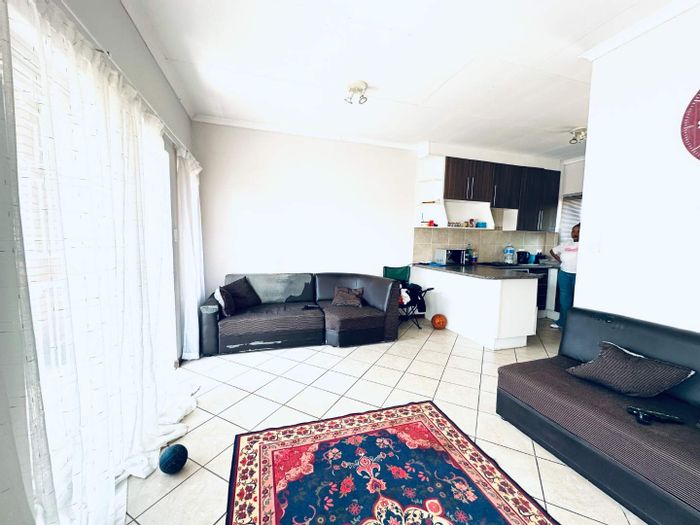 Mooikloof Apartment For Sale: 2 Bedrooms, open plan kitchen, balcony, lock-up garage.