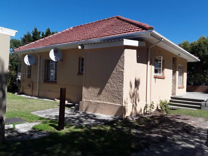 Apartment To Rent in Newton Park: Communal kitchen, bathroom, and outdoor washing lines.