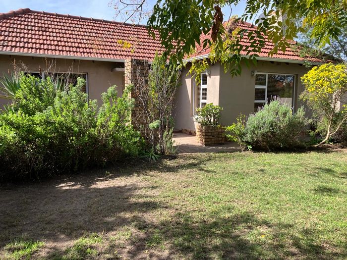 Pinelands House For Sale: Spacious family home with flatlet, garden, and garage.