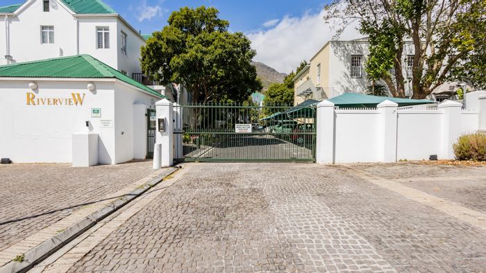 Three-bedroom duplex apartment in Scott Estate, to rent with balcony and parking.