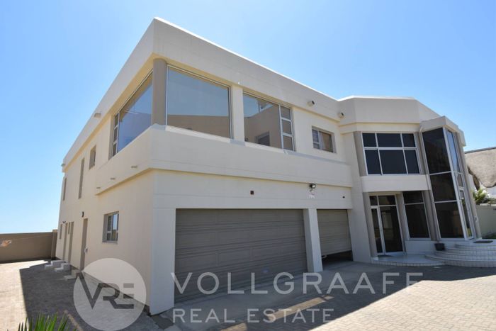 Vogelstrand Beachfront Gem: Spacious 6BR House with Garden, Sea Views, 3 Garages