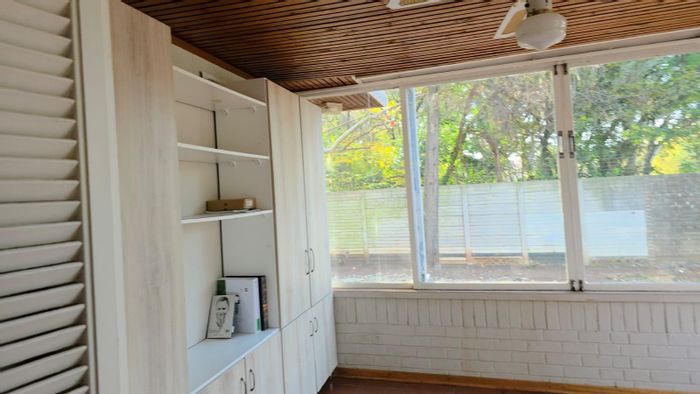 House To Rent in Clubview: 4 bedrooms, daycare approved, large plot, ideal for business.
