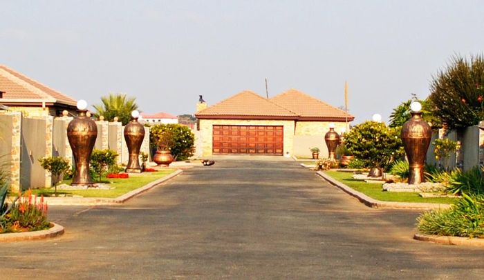 Riversdale Townhouse For Sale: 3 beds, double garage, pet-friendly, secure complex.