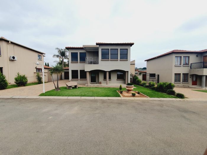 House for Sale in Vanderbijlpark South West: Golf estate access, clubhouse, pool, tennis court.