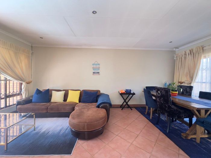 Property #2394865, Townhouse For Sale in Mooikloof Ridge