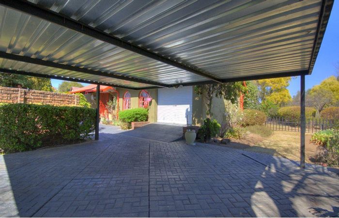 Brackendowns House For Sale: Renovated, 3 bedrooms, landscaped gardens, security features.