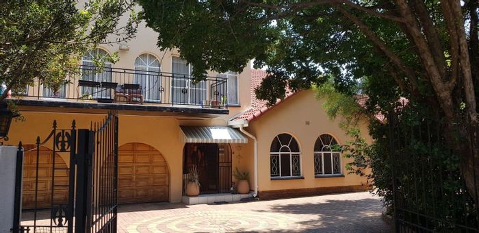 Spacious Brackenhurst House To Rent: Pool, lapa, bar, and multiple living options.