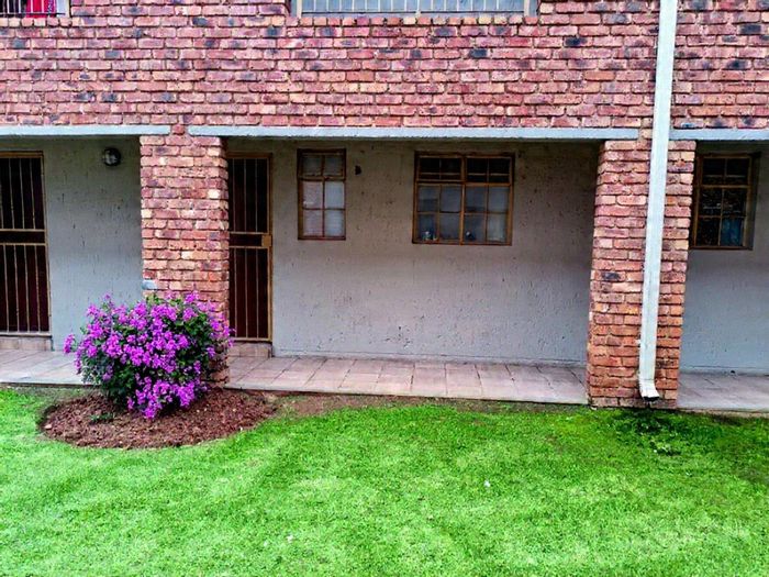 Dayanglen Townhouse For Sale: Ground floor unit, 2 beds, near East Rand Mall.