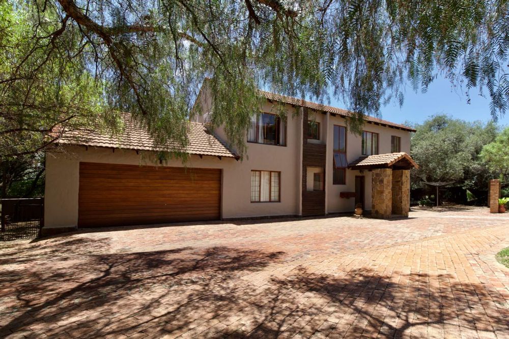 Southern facade with double garage and guest parking