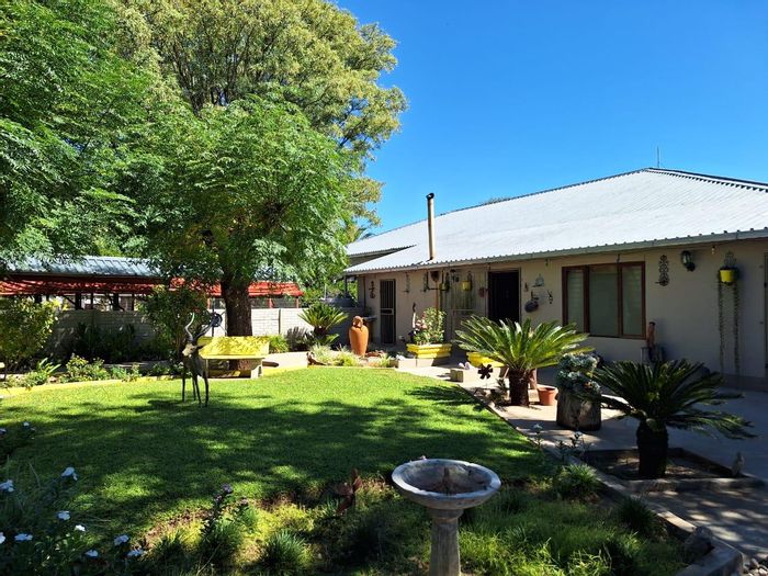 OKAHANDJA CENTRAL HOUSE | FOR SALE: Main dwelling, flat, garages, pool, lapa. Perfect family oasis!