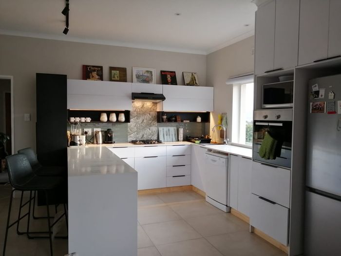 Knysna Central Apartment for Sale: Renovated, Gated, Move-In Ready, Ideal Investment!