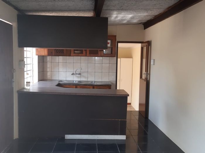 Cottage to Rent in Rembrandt Park: 1 bed, open plan, parking available.