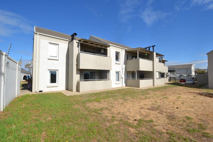 Ground floor 2-bed apartment with gas braai in Klein Drakenstein - For Sale