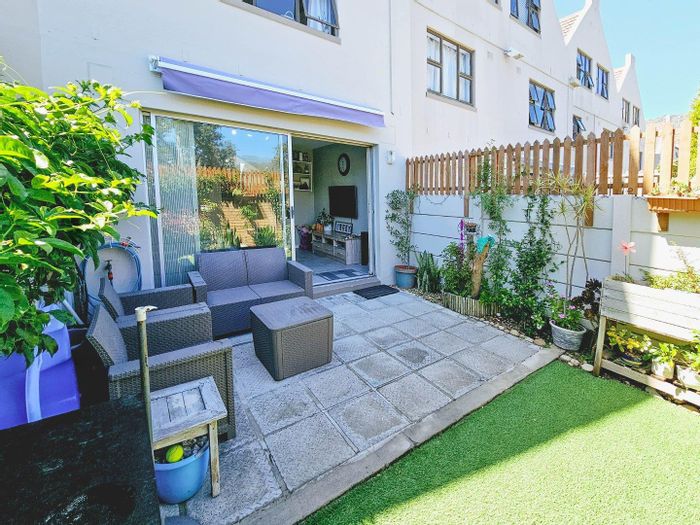 Sunny 3-Bedroom Townhouse in Kirstenhof with Mountain Views and Private Courtyard!