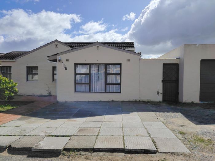 House to Rent in Brackenfell South: Pool, spacious kitchen, aircon, garage, near amenities.