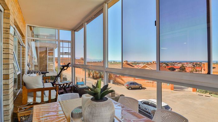 For Sale: Townhouse in Menkenkop with sea views, 3 bedrooms, and pet-friendly amenities.