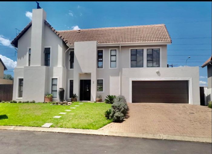 House To Rent in Zwartkop Golf Estate: 3 beds, clubhouse, security, amenities nearby.