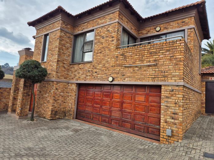 Cluster home in Mondeor to rent: 3 bedrooms, private balconies, double garages.