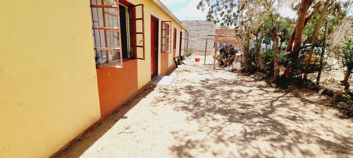 Wanaheda House For Sale: 3 units, spacious yard, potential for expansion.