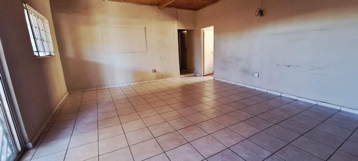 House for Sale in Katutura: 2 Bedrooms, 2 Bathrooms, Spacious Lounge and Kitchen.
