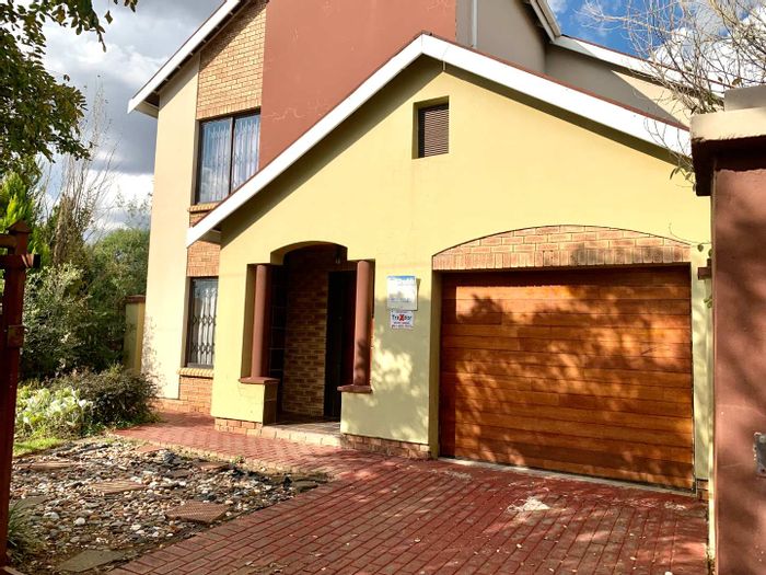 Mandela View House For Sale: 3 Bedrooms, 2 Baths, Open-Plan Living, Secure Yard