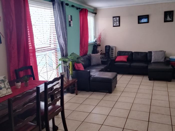 For Sale: House in Elsies River Central with 3 bedrooms, indoor braai, and yard.