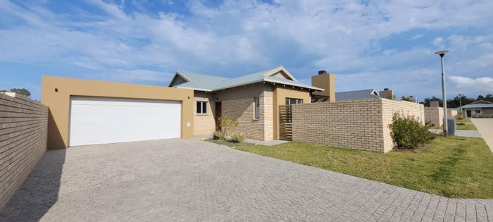 For Sale: House in Mooikloof Country Estate with 3 beds, double garage, amenities.