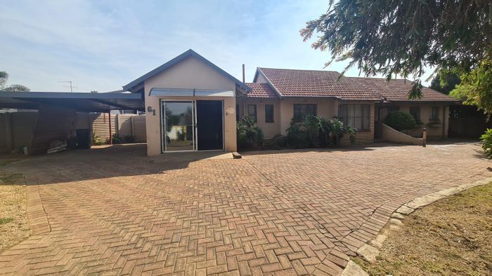 Property #2174692, House for sale in Van Riebeeck Park