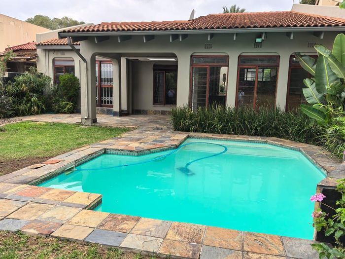 Edenburg House To Rent: 3 bedrooms, pool, garden, gated community, staff quarters.