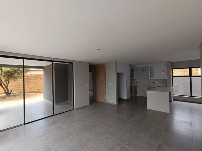 For Sale: House on Rua Vista with 4 bedrooms, double garage, and patio braai.