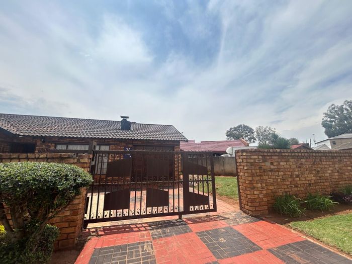 3-Bedroom House To Rent in Vosloorus with spacious yard and convenient location.
